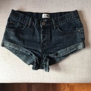 Amuse Society Crossroads jean shorts size 24 off black color.